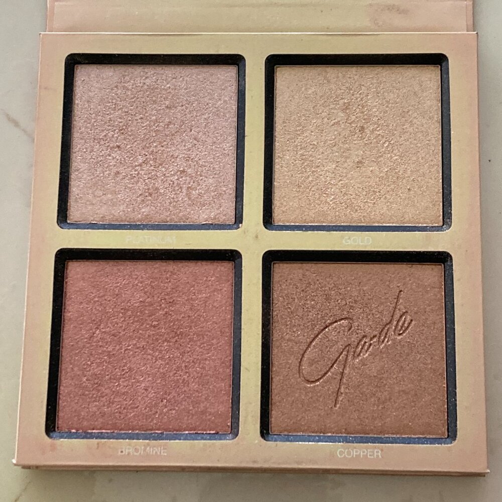 EverGlow Metallic Highlighter and eyeshadow Pallette